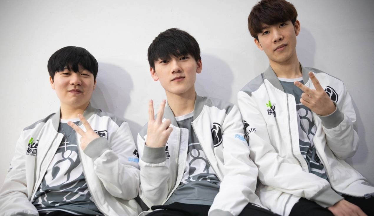 中超暴力行为！拜合拉木拳打对手腹部，主裁判观看VAR后将其罚下场.